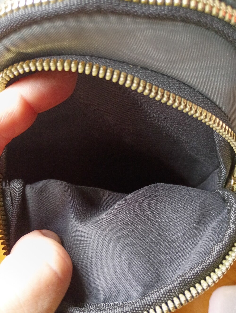 NWOT LD Gray Quilted Sling Bag Crossbody Gold Zipper - Picture 4 of 7